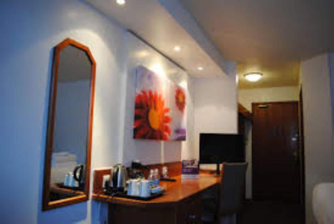 Bluemont Hotel Бромсгроув Екстериор снимка